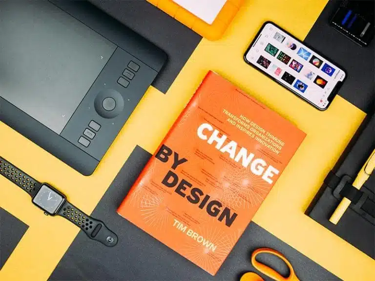 Slika na stolu na kojem je knjiga na kojoj piše design