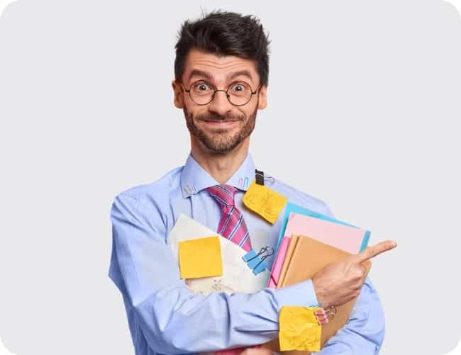 Smiješan mladi čovjek koji u rukama drži brdo papira i bilježnica samo što mu ne ispadnu iz naručja izrada web stranice cijena.